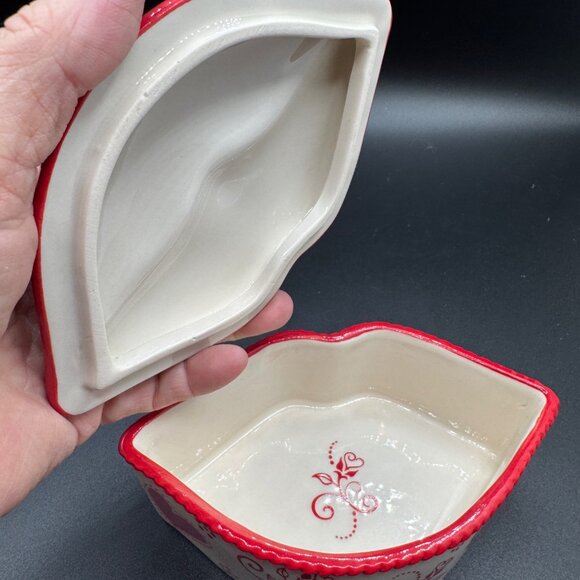 New Temptations Figural LIPS Trinket Box White red hearts - Picture 2 of 12